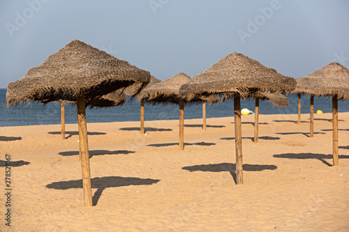 Sombrillas de paja en la playa.