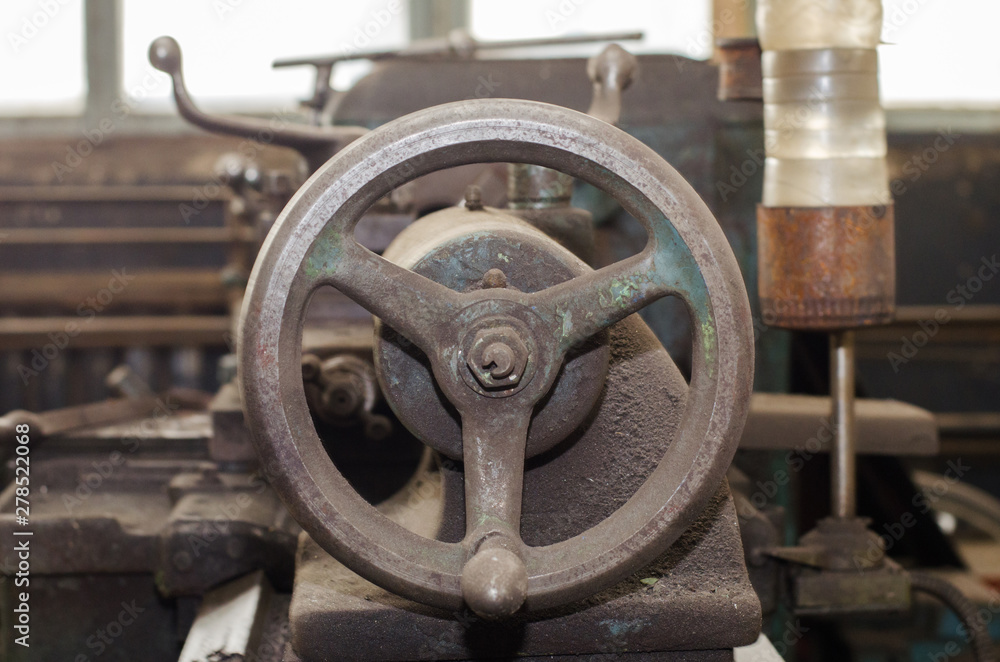 quill displacement handwheel lathe in the workshop