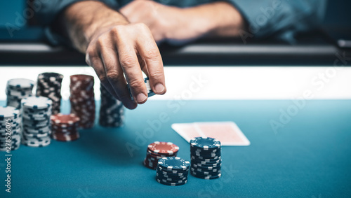 Foto Successful player betting chips at casino