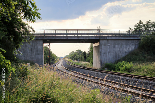 Staßenbrücke über eine Bahnstrecke