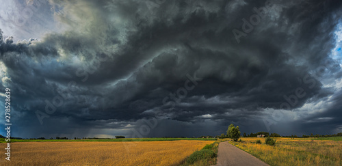 Fotografie, Obraz Storm clouds with shelf cloud and intense rain