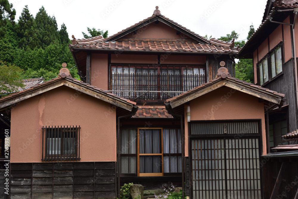 日本の山奥で見つけた古くて美しい建物