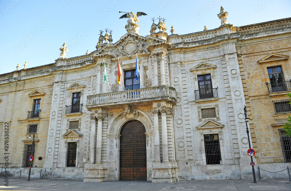 Fachada principal del Rectorado de la Universidad Pública de Sevilla, antigua Real Fábrica de Tabacos, Andalucía, España