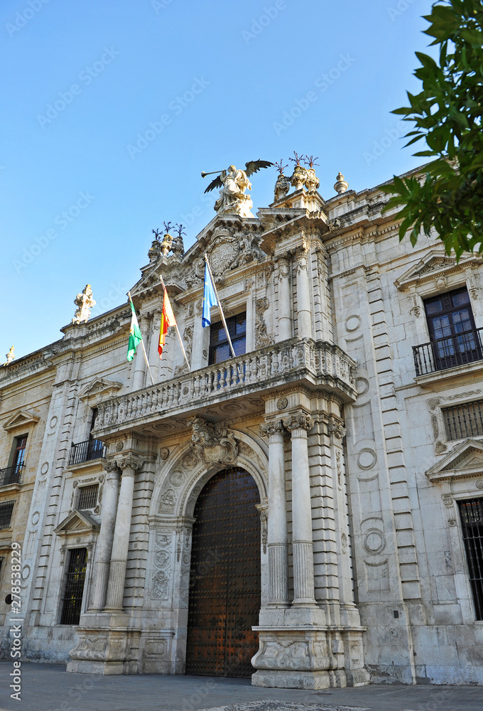 Fachada principal del Rectorado de la Universidad Pública de Sevilla, antigua Real Fábrica de Tabacos, Andalucía, España