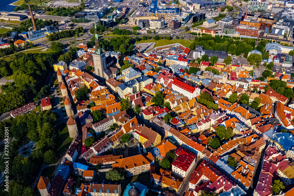 Naklejka premium Tallinn w Estonii z powietrza