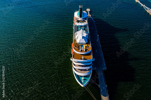 Kreuzfahrtschiff aus der Luft gefilmt © Roman