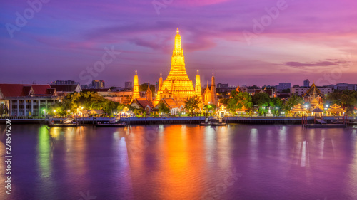 Beautiful view of Wat Arun Temple at twilight in Bangkok, Thailand © tonefotografia
