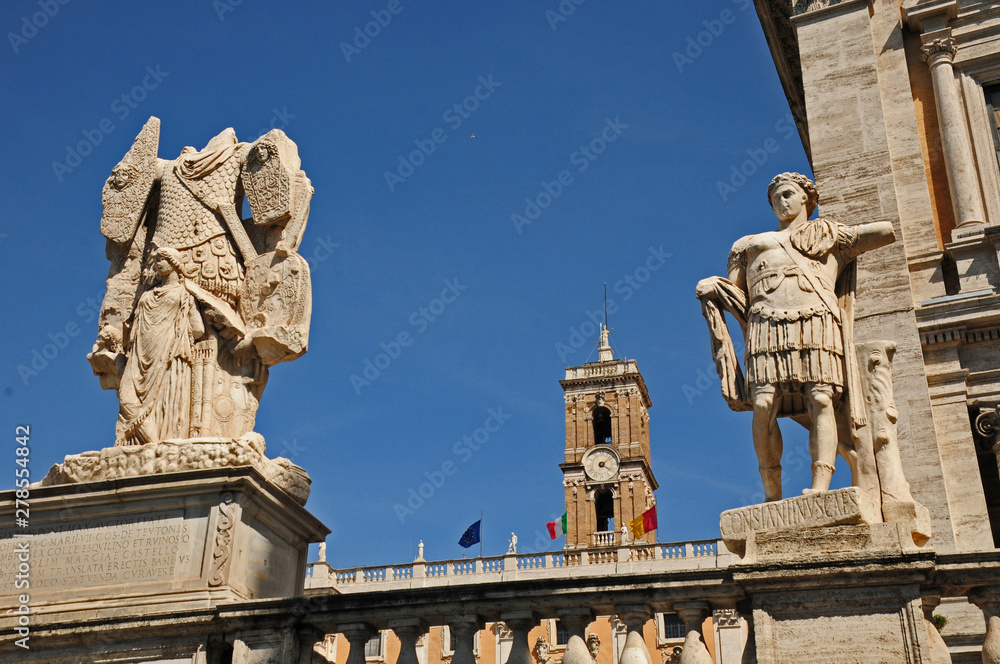 Roma, le statue di piazza  del Campidoglio