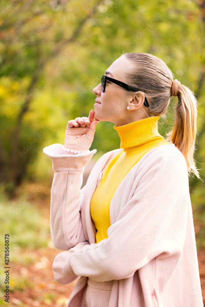 Fototapeta premium Girl in pink gloves with pearls