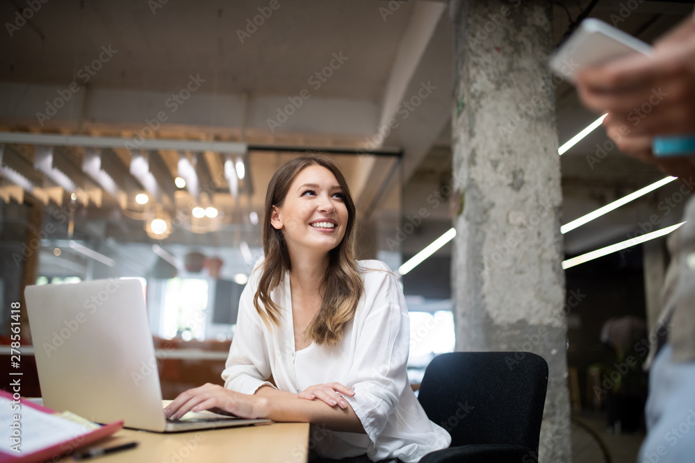 Obraz premium Programmer working in a software developing company office