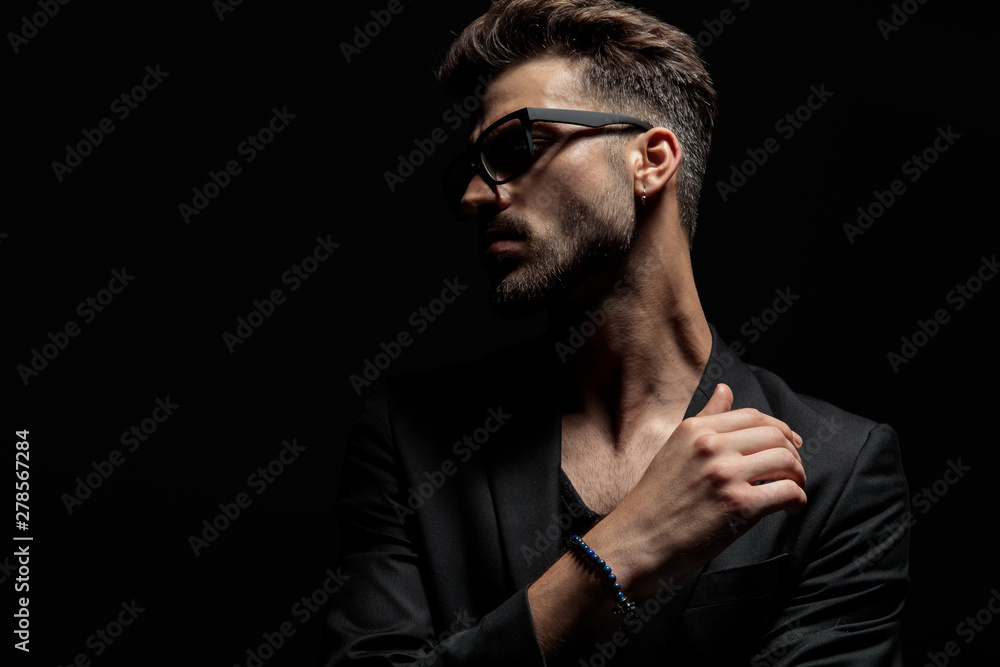 Obraz premium Dramatic young man looking to the side
