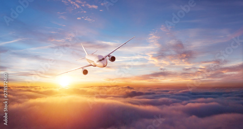 Pasażerski samolot komercyjny lecący ponad chmurami