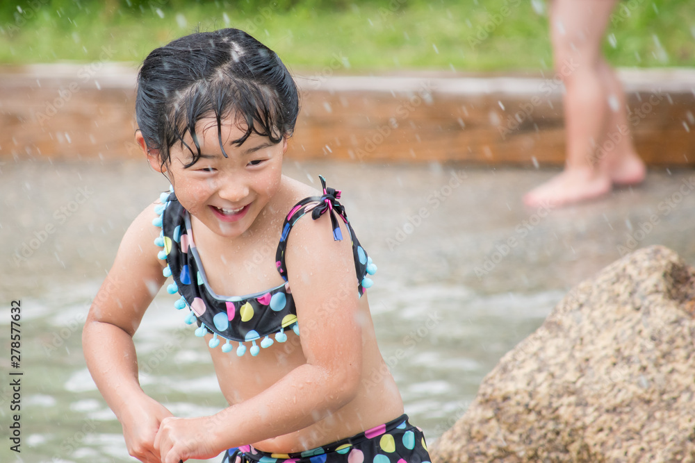女児 水遊び