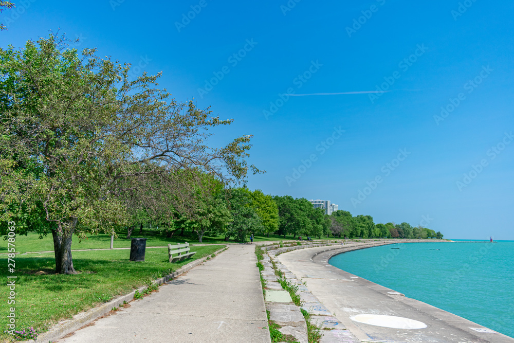Obraz premium Lakefront Trail with Green Trees during Summer and Lake Michigan