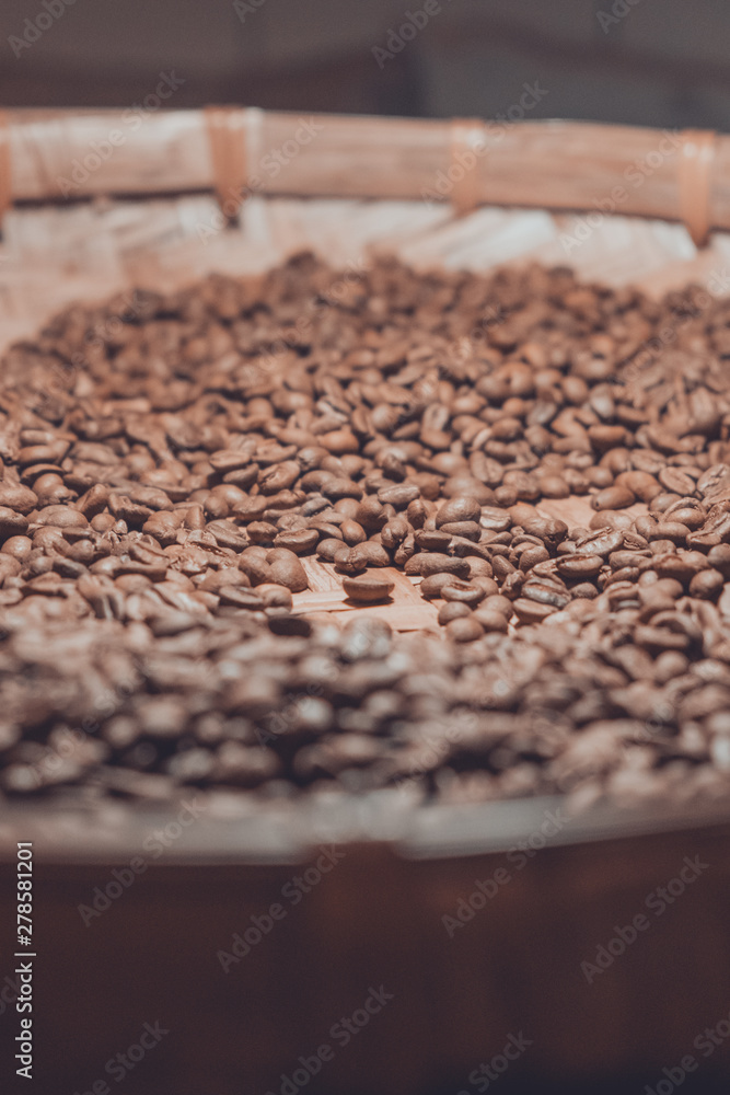 Selección de granos de cafe tostados sobre una mesa Selección de granos de cafe tostados sobre una mesa