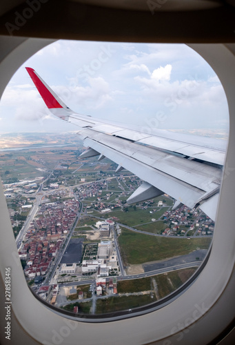 Panorama visto dal finestrino dell'aereo photo
