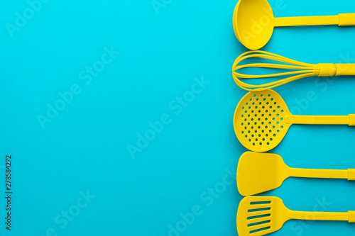 Foto Top view photo of vivid plastic kitchen utensils
