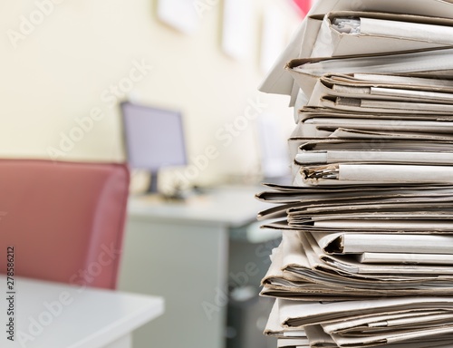 Foto Man and papper stack.