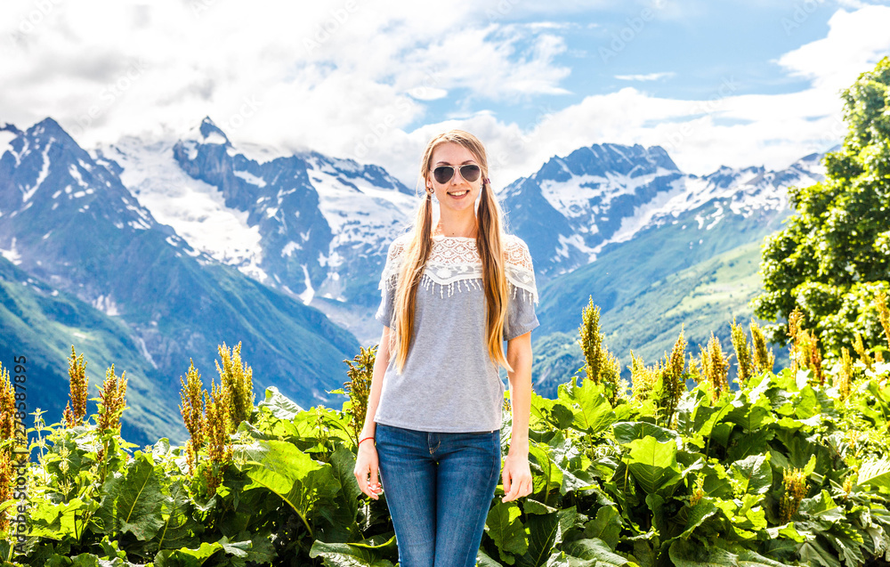 Φωτογραφία Blonde girl with long hair on vacation in the resort of Dombai in the summer, su