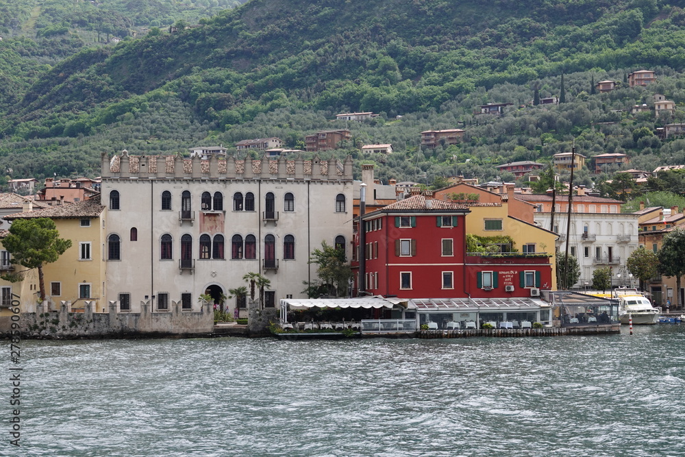 Altstadt von Malcesine vom Gardasee aus gesehen