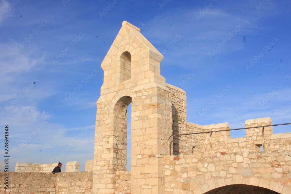 détail du cloître fortifié de l'abbaye de Saint Honorat