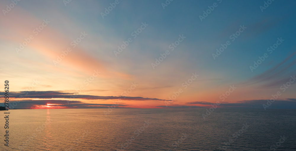 Naklejka premium Sunset on the sea