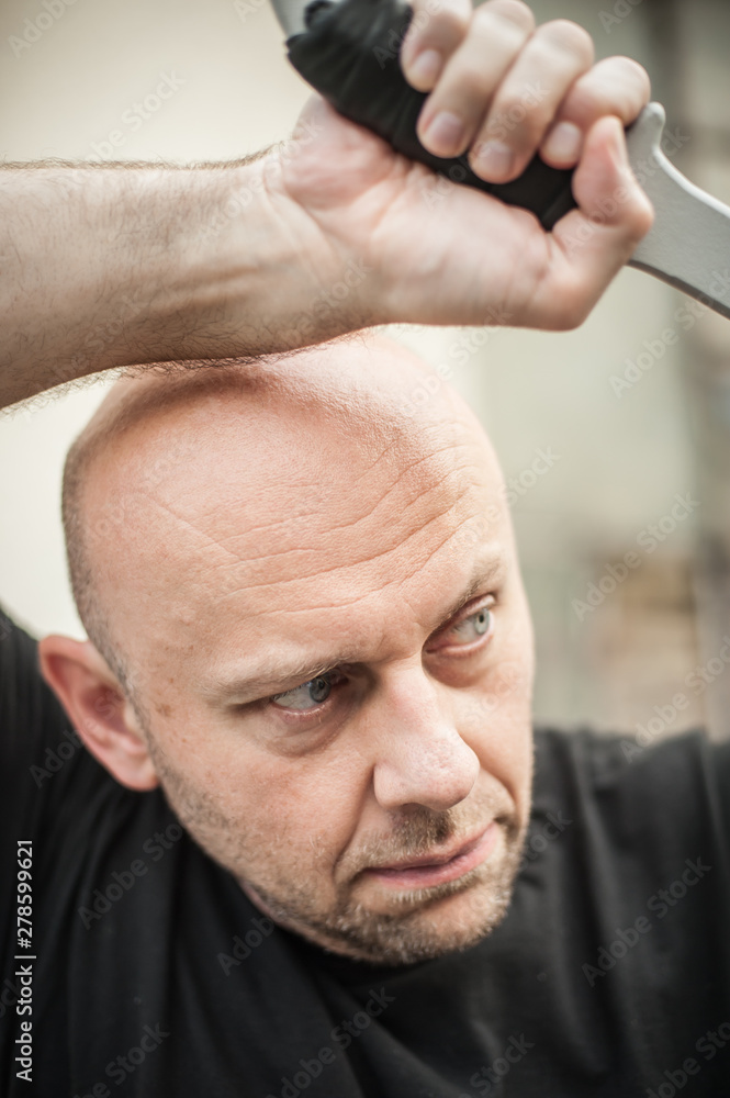 Obraz premium Eskrima and kapap instructor demonstrates machete weapon fighting technique