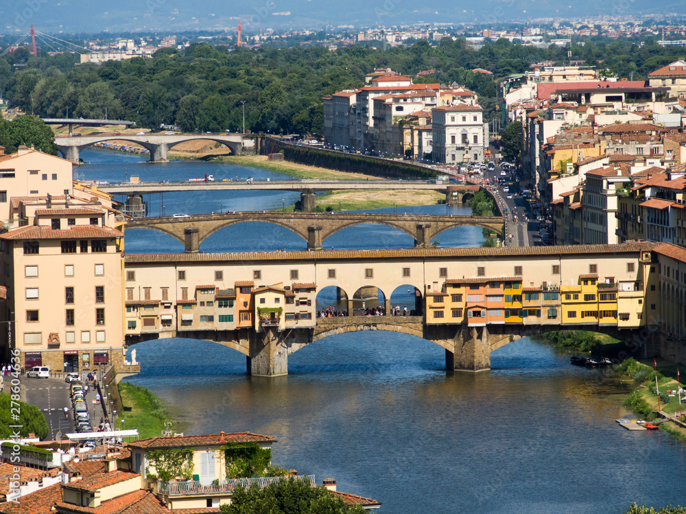Italia, Firenze, Ponte Vecchio e il fiume Arno.