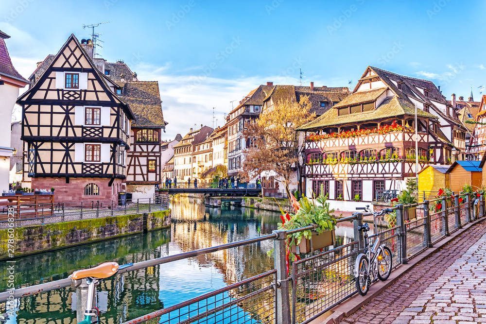Traditional half-timbered houses on picturesque canals in La Petite France in the medieval fairytale town of Strasbourg, UNESCO World Heritage Site, Alsace, France. - obrazy, fototapety, plakaty 