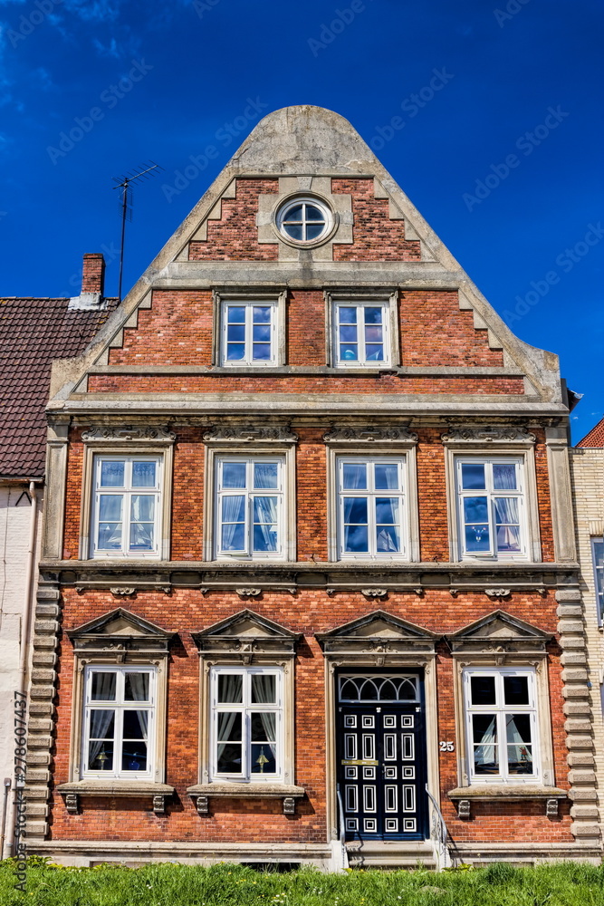Fototapeta premium altes giebelhaus in glückstadt, deutschland