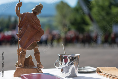 der Heilige Florian als Holzstatue bei einer Einweihungszeremonie