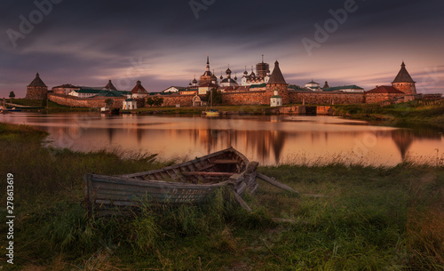 Obraz na płótnie Solovki Or Solovetsky Islands,The Largest Archipelago Of White Sea. Classic View With Old Wooden Russian Boat On The Spaso-Preobrazhensky Solovetsky Monastery At High Tide And Windy Weather. w salonie