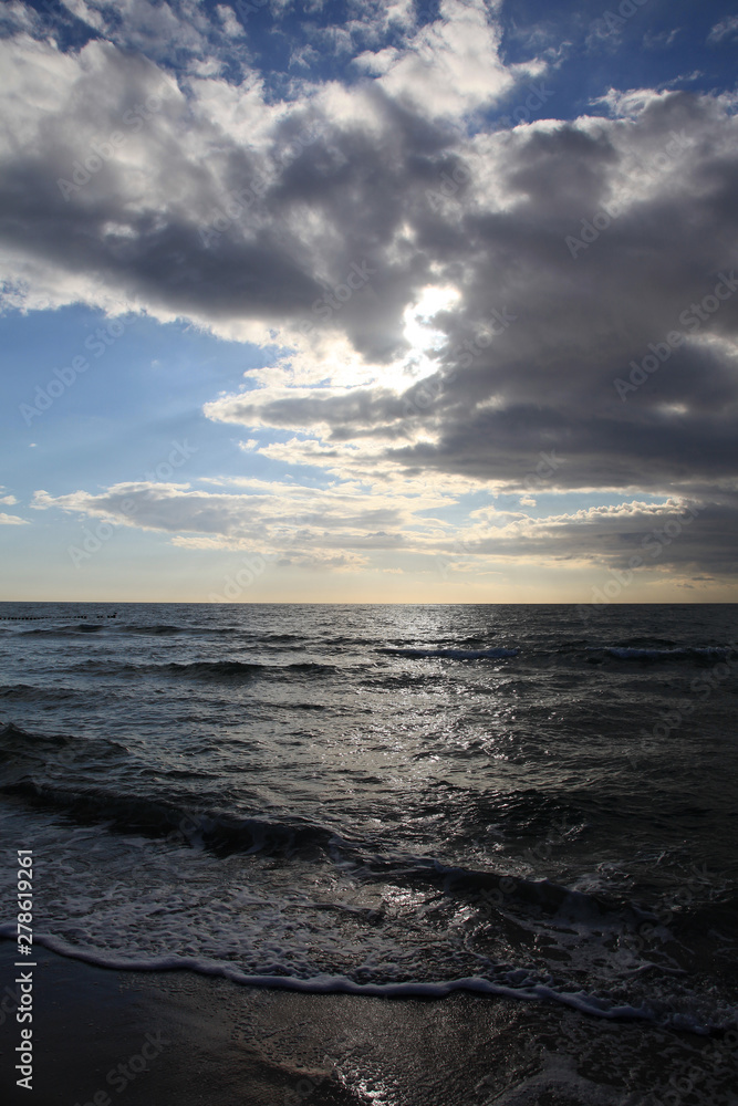 Abendstimmung mit Wolkenhimmel an der Ostsee