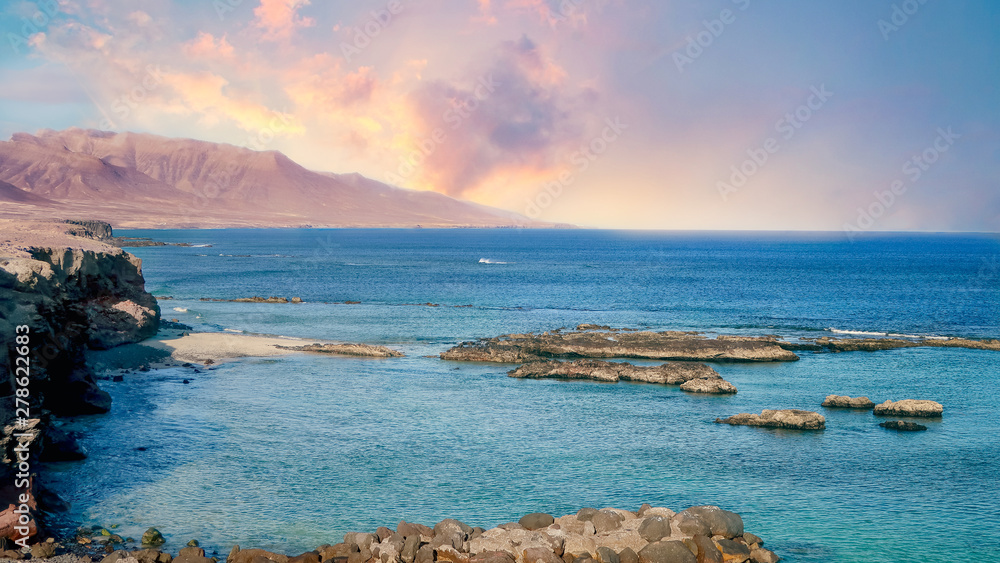 Fuerteventura dans les îles canaries. Coucher de soleil sur les plages de Jandia. Paysage de puerto de la cruz dans le parc naturel de Jandia.