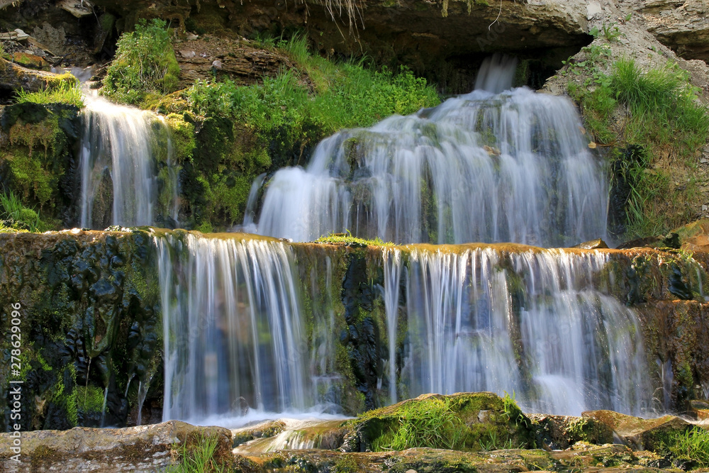 Naklejka premium Water streams and cascade of the waterfalls