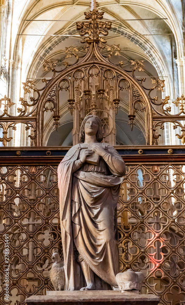 Obraz premium Statue of praying woman inside gothic european cathedral