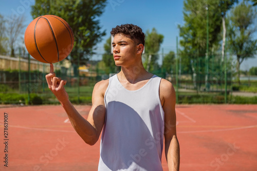 Young man playing with basketball © Westend61