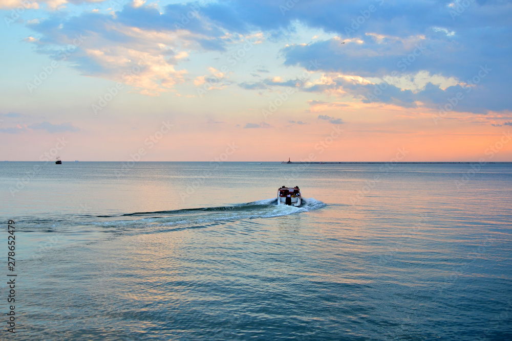 Naklejka premium beautiful sunset over the sea