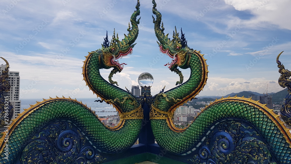 Fototapeta premium dragon on the roof