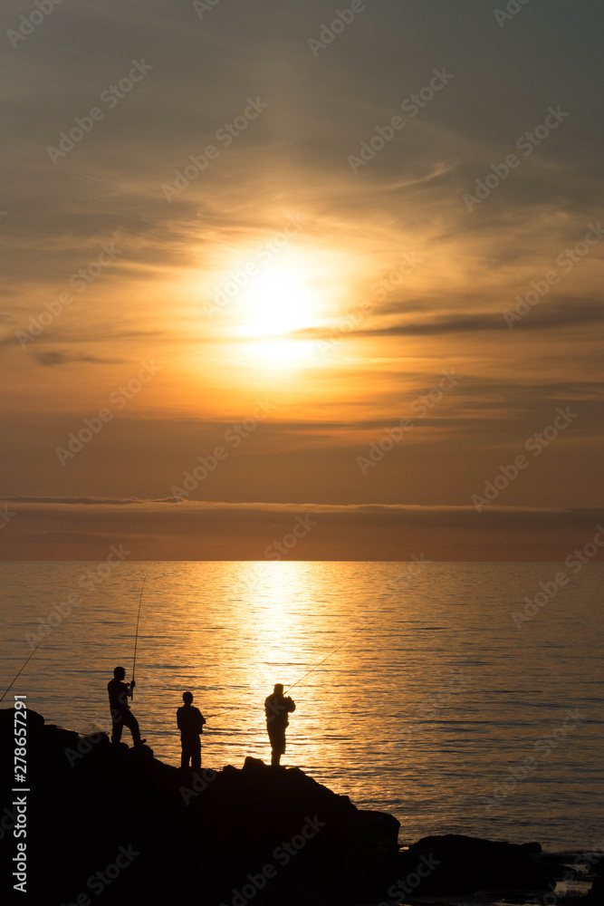 Fototapeta premium 夕暮れの海と磯釣り