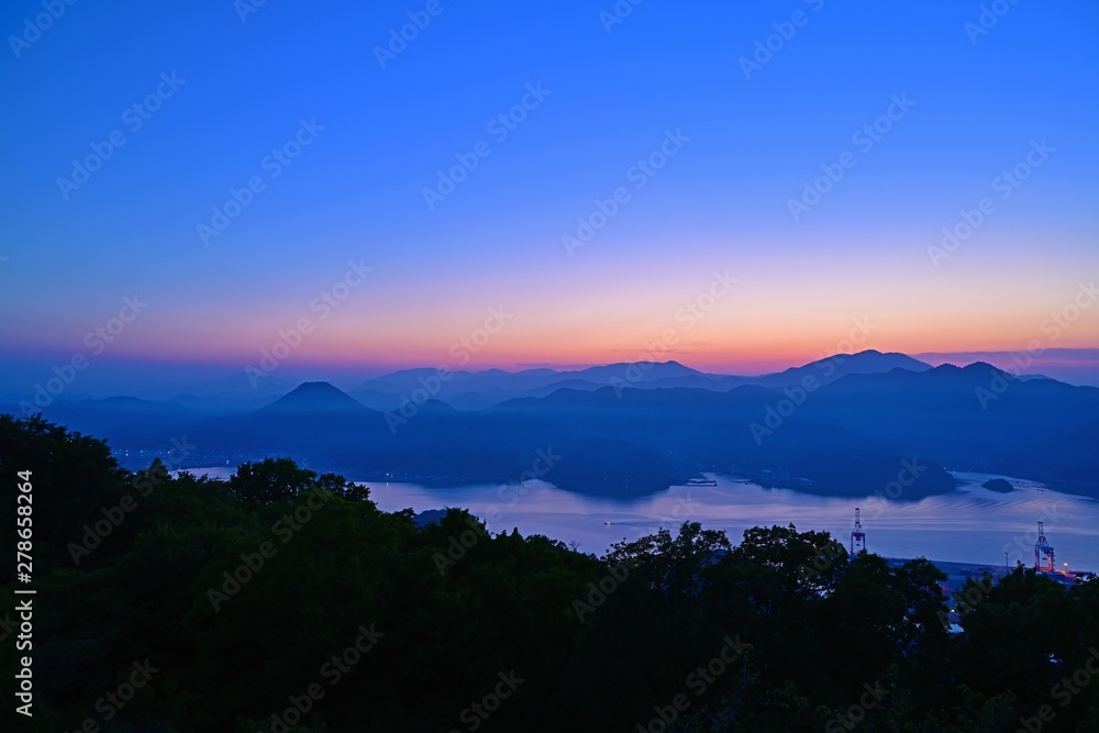 五老ヶ岳公園から見る舞鶴湾の夕焼けの情景