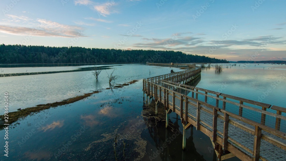 Naklejka premium pier on the lake