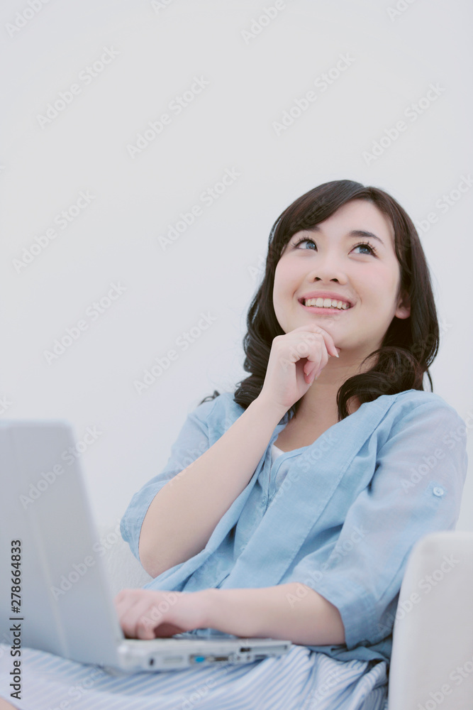 考え事をする女性 考え事をする女性