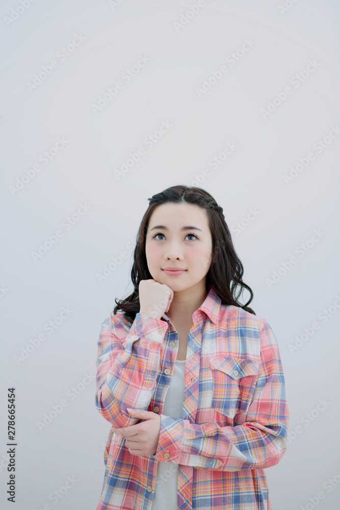 考え事をする女性 考え事をする女性