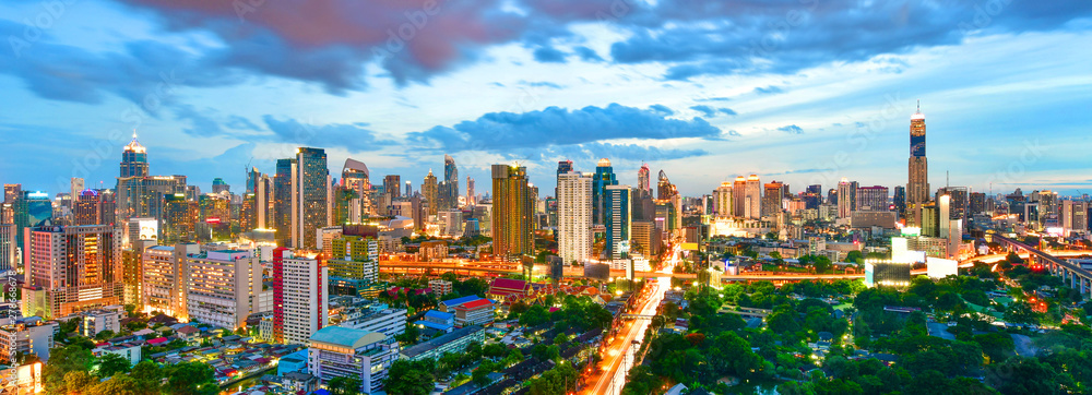 Fototapeta premium Panoramiczny widok zmierzchu miasta komercyjny nowoczesny budynek i kondominium w centrum Bangkoku, Tajlandia