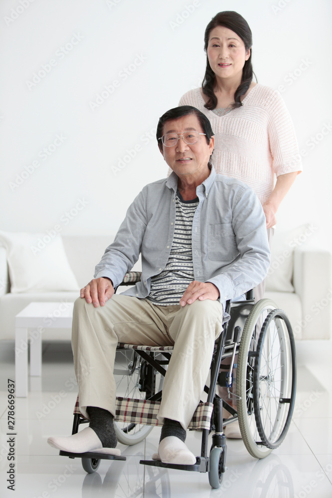 車いすとシニア夫婦 車いすとシニア夫婦