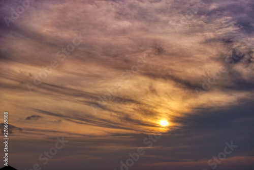  Dieses einzigartige Bild zeigt den gigantischen Sonnenuntergang auf den Malediven. eineinzig artiges Farbschauspiel wie der Himmel sich Orange f  rbt