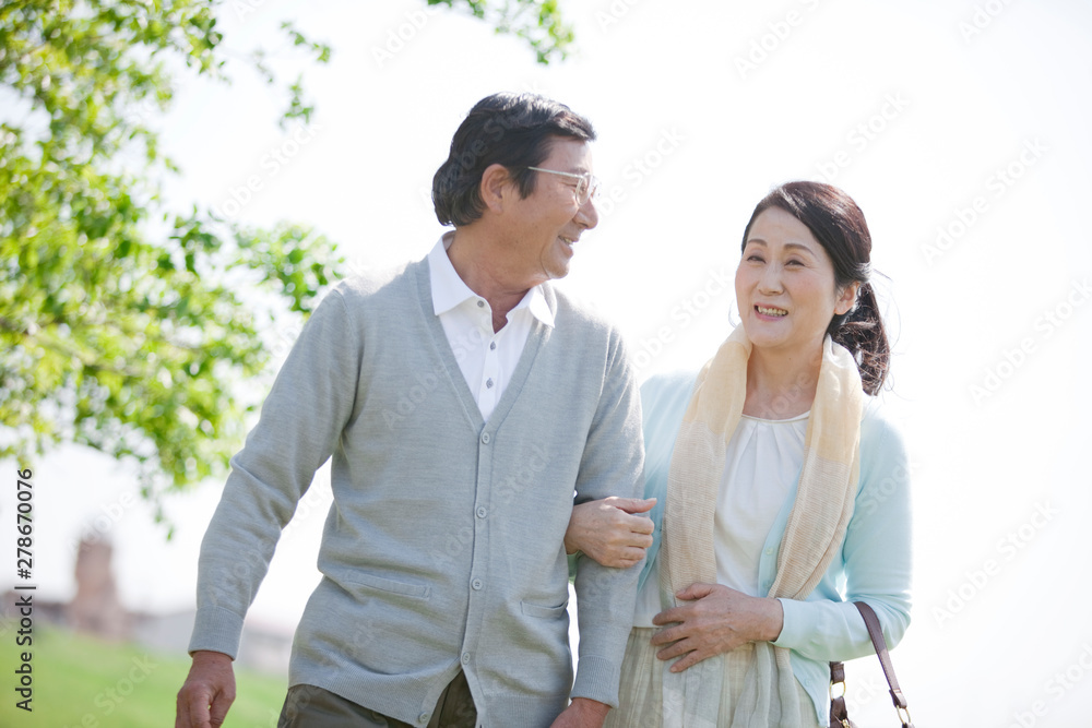散歩をするシニア夫婦