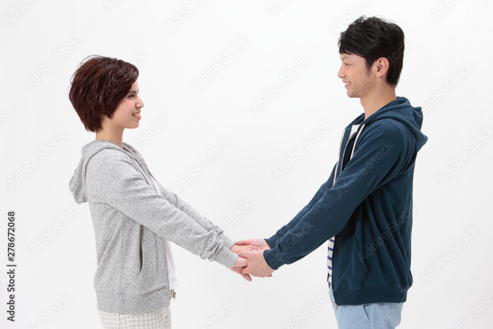 両手をつなぐカップル 両手をつなぐカップル