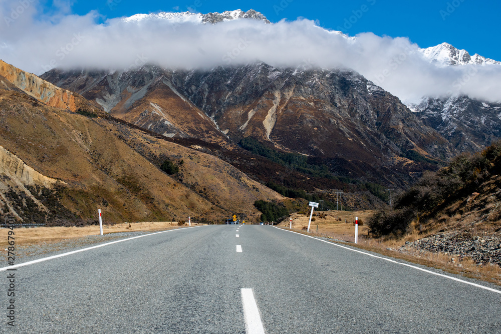 Naklejka premium Majestic scenery of the Lakes and rivers of the South Island beneath the Southern Alps in New Zealand